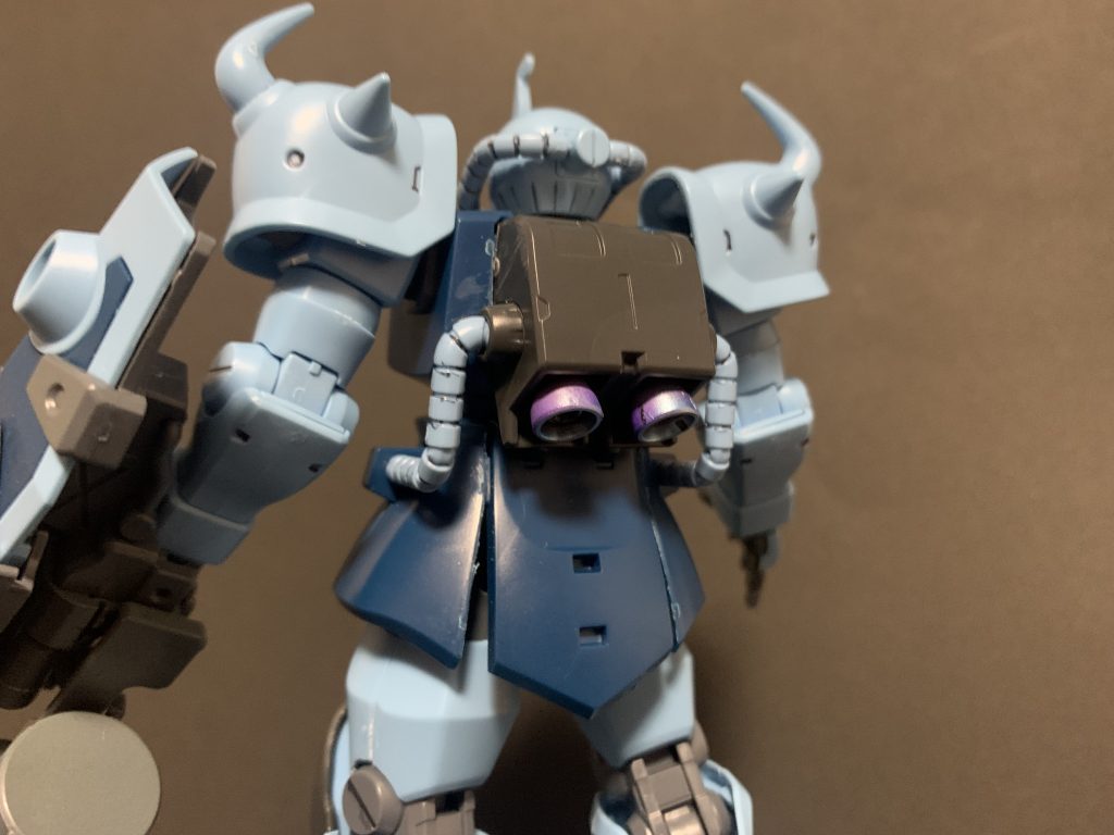 今回は一部武装系をガンダムマーカーエアブラシシステムで塗装し、ガンダムマーカーのクリアーつや消しを全体に噴きました。特にバーニア焼けを試してみたのですが、小さい部品なんでなかなかうまく表現出来ませんでした。