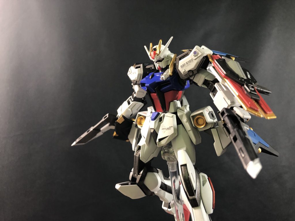 胴体の金と銀のパーツはビルドストライクとフルクロスのジャンクです