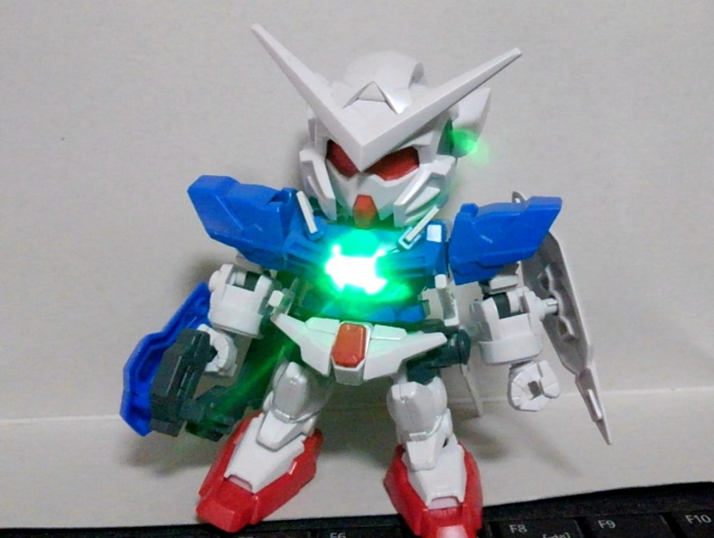 点灯テストこの時は未塗装だったので、光が強い印象を受けます。