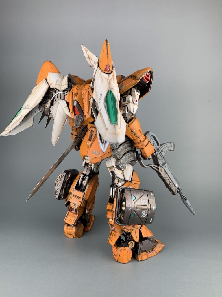 オレンジはブリリアントオレンジ白はサーフェイサー緑はガンダムマーカー　ルミナスグリーンを使用しています。