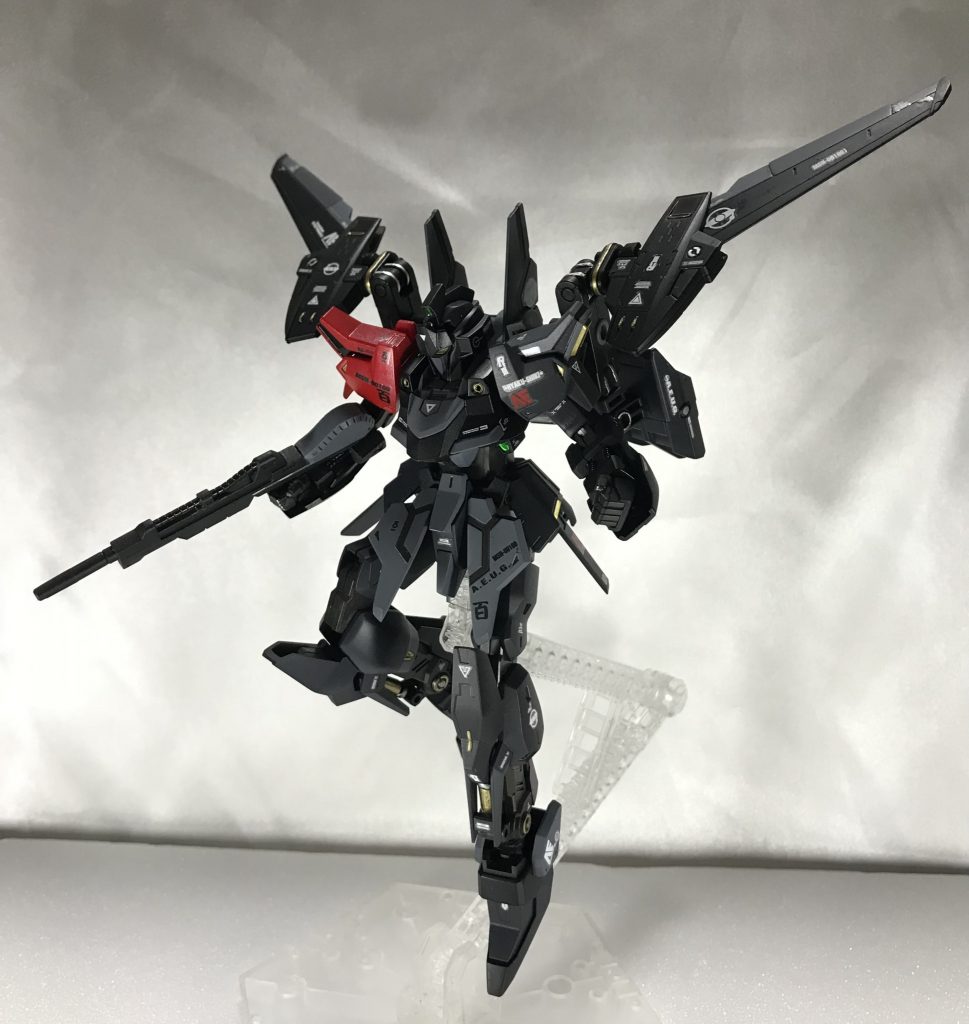 そうそう、こんなふうに滞空しながら戦うってイメージですね😊そうだ!これを買った模型屋さんで、やっっっっとでガンダムマーカーのメッキシルバーを手に入れました!在庫が残り1本との事だったんですが、迷わず買いました👍🏻もちろん、今回の真 百式にもふんだんに使いましたよ✨また、主な塗装レシピなんですが今回はファントムグレーをメイン装甲の色に使いました☝🏻落ち着いた色味で凄く気に入っています😌そして、内部フレーム部分は焼鉄色が6、マホガニーを4の割合で調色したカラーにしてみました👍🏻装甲類は艶消し、内部フレームは光沢のトップコートを吹いて質感の違いを出してみたんですが、写真じゃ分からんですよね😅