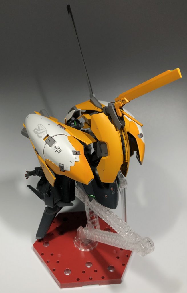 肩バインダー、アンテナ部を90度回転させ、脚部ウイングを収納します。