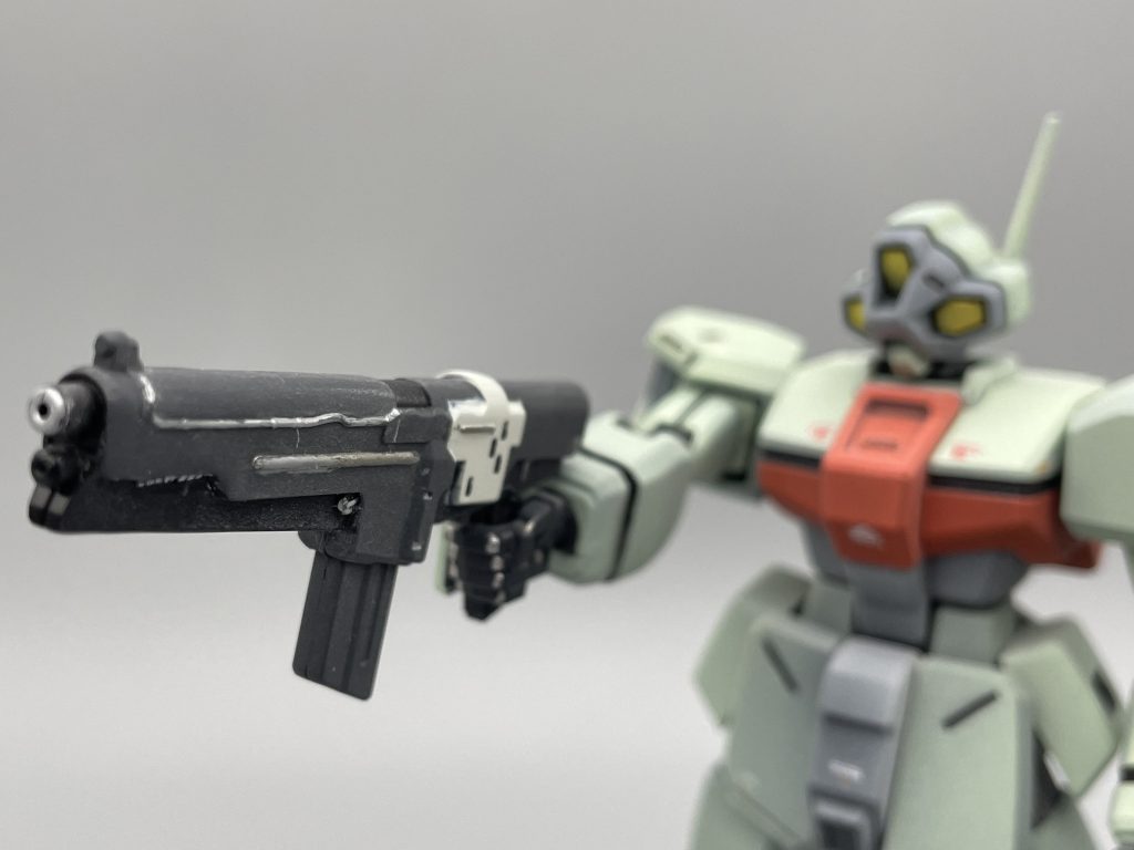 地味に頑張ったライフル合わせ目消し処理、発射口開口、マスキングによる色分けとエナメル塗装。一色成形の武器を複数色に変更するのは楽しいですね