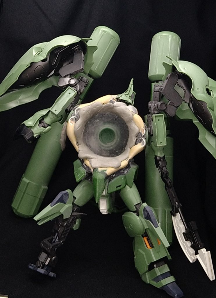 ペットボトルに四肢をはやしています