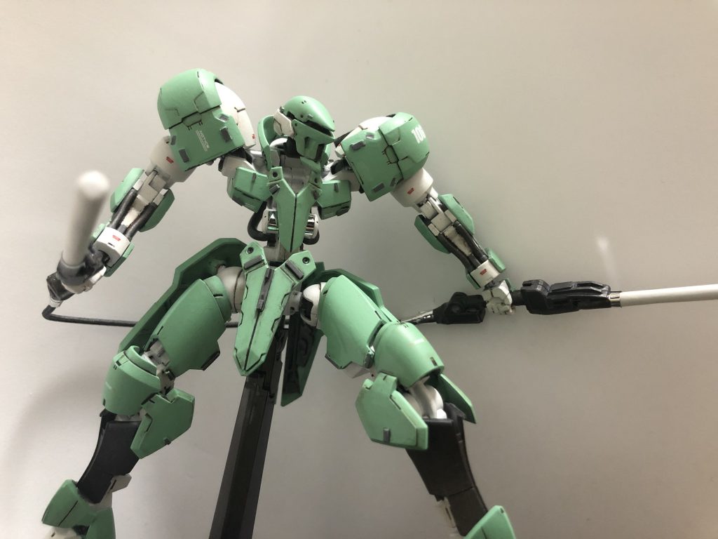 武装はスレッグ・ブレシャーと呼ばれる殴打突武器。スレッグ・ブレシャー白い部分が微弱ながら高速で振動する為、殴打した部位が高速振動によって粉砕される。二つが紐で対になっており、敵に投げつけて突き刺し、振動を起こし部位を破壊する戦法も可能。 本機体の専用武装となり、再現されたヴァルキュリアフレームでの調整された出力のみでしか起動しない。名の通り、敵機体を