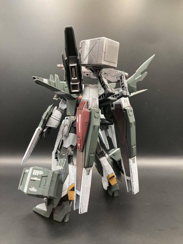 ナナメ左後ろ。バックパックにシナンジュSDの羽を加工して追加ウイングに。プラ板とバーニア各種を埋め込んでそれらしく。両脚脹ら脛設置のヴァーチェのビームコンテナは今回のミキシングの一番のお気に入り♪デカールと白ラインがポイント。