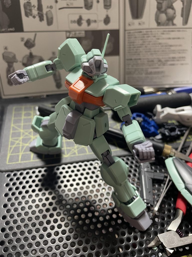 塗装前緑をジム風の淡緑に、オレンジを暗めの配色にした結果、かなり落ち着いた雰囲気になったと思います。