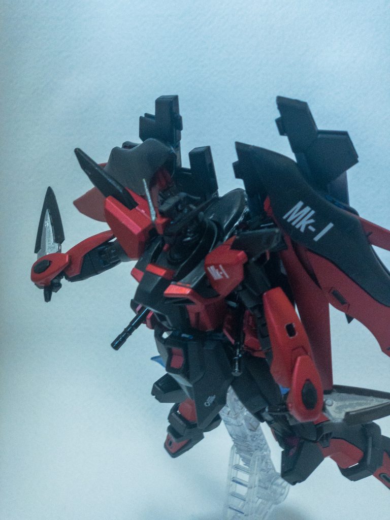 近接武器にはビームサーベル、インフィニットジャスティスと同型の脚部サーベル他、クナイが装備されている。このクナイは特殊装甲でできているため、切れ味はビームサーベルにも引けを取らない