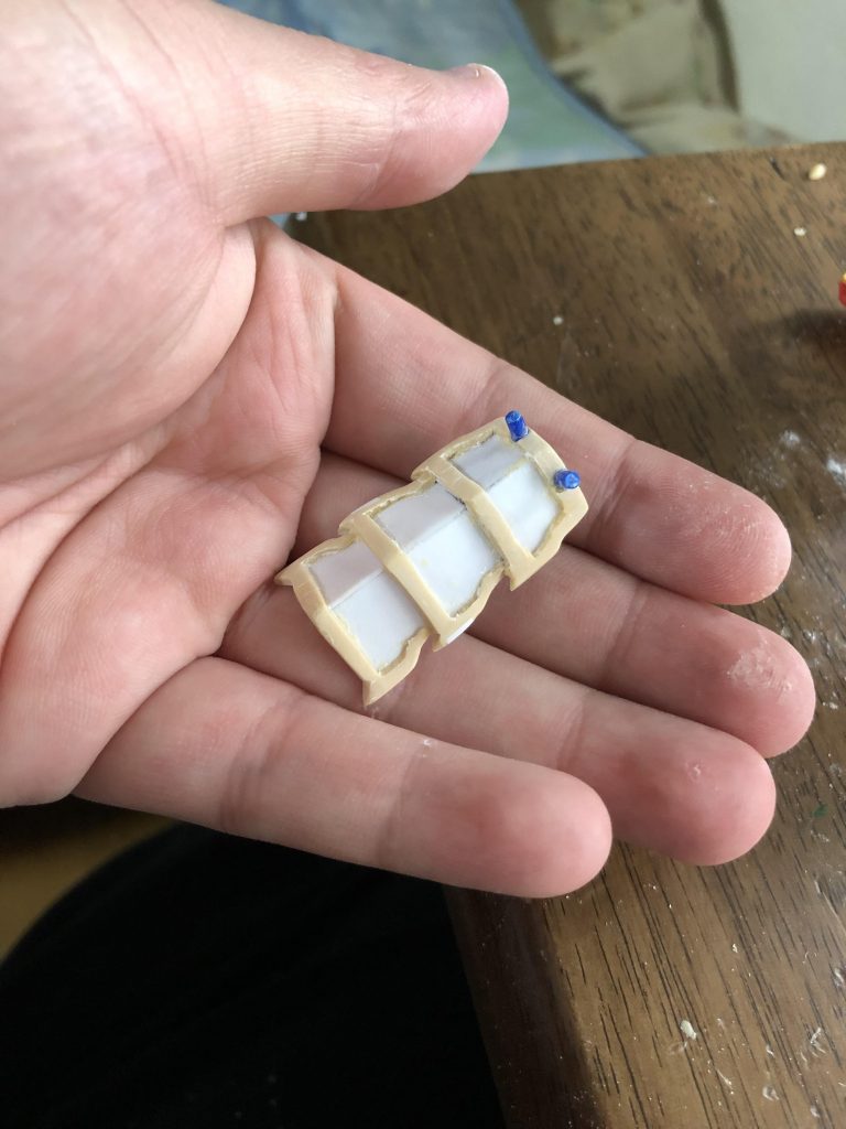 ソードビットで隠れて分かりにくいですが左肩はこんな感じの侍とか中国の武将が肩につけてる奴(これなんて名前なんですかね……)を頑張ってフルスクラッチしました。