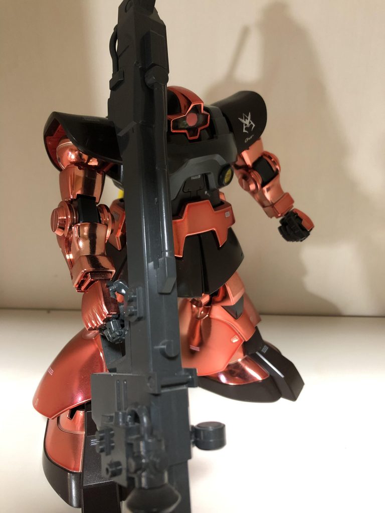 メッキ仕様のＭＧシャア専用ドムです。それ以上でも無ければそれ以下でもありません。先程投稿したペーネロペーを棚に入れる為整理中に引っ張り出して埃をはらっただけです。