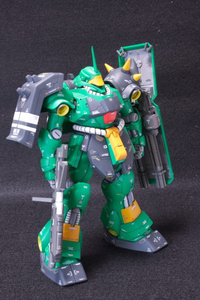 ギラズールへ系譜を意識してシールド裏にガトリングを装備