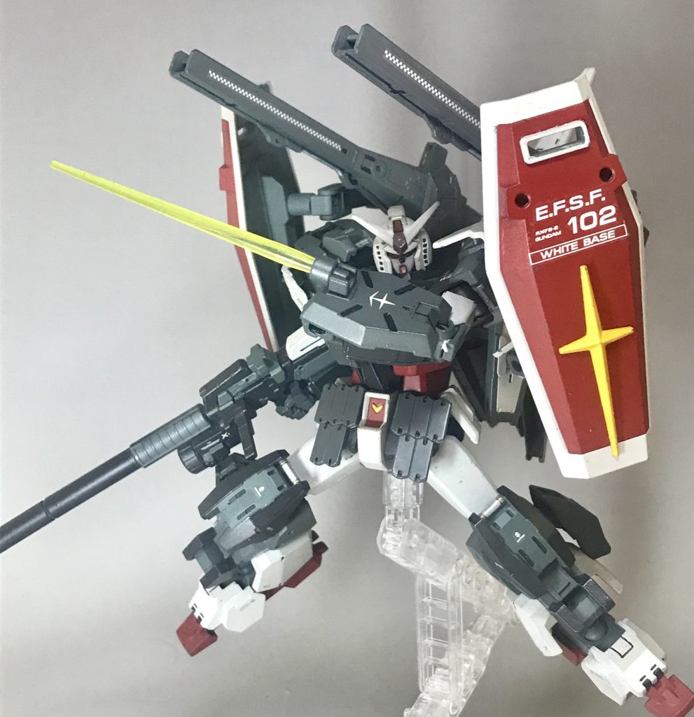 ビームサーベル左手の小型シールドに内蔵されているビームサーベル