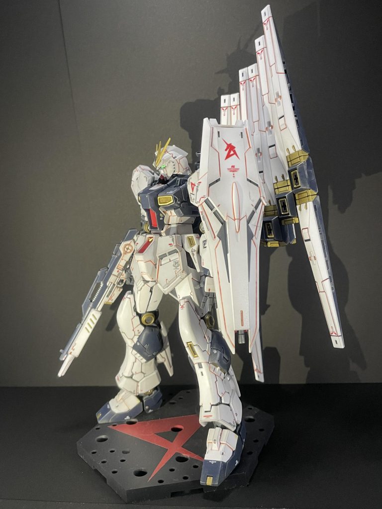 今回はRGのνガンダムをエアブラシを使用せず、成型色を活かして作ってみました。(※台座だけエアブラシ塗装です。)全塗装しなくても私が想像していた色になりました。やはりνガンダムは伊達じゃ無い。