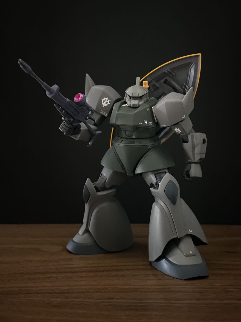 メインの本体色は成形色のままで盾の裏、肩の付け根、首の下、武器の照準あたりを部分塗装。