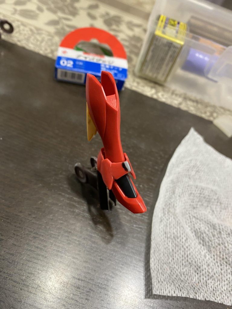 スネはど真ん中に合わせ目が来るので、接着剤を流し込み乾燥させた後、ムニュッとはみ出した部分を利用して削り込みました