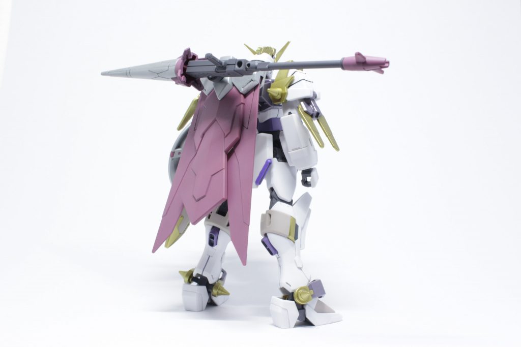 改修点はバックパックの穴に3ミリ棒を刺し、ランスをマウントできるようにしたのみです。めちゃくちゃに簡単なことですが、これによって騎士ガンダム風にランスを背負うことができるのでオススメです。