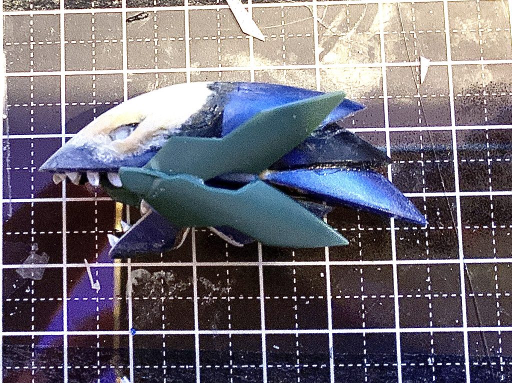 左右対象に曲面出すのは難しいので、コトブキヤのロクショウのアンテナパーツを流用してます。目玉にラインストーンが入ってることがこの時点ではわかります。