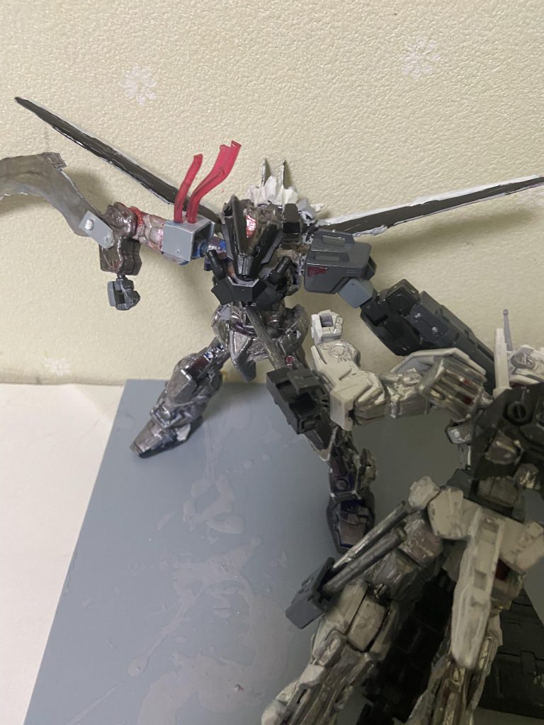 設定上ではシルバーフレームと2度に渡り交戦しており、1度目の戦闘では腕に取り付けたビームキャノンで攻撃を加えていたが鎌で斬りつけようと接近したのが仇となり、胸部にパイルバンカーを叩き込まれ、撃墜されてしまうビームサーベル以外のビーム兵器を持っておらず武装のほとんどが実弾兵器のシルバーフレームはまさに天敵と言えるだろう。