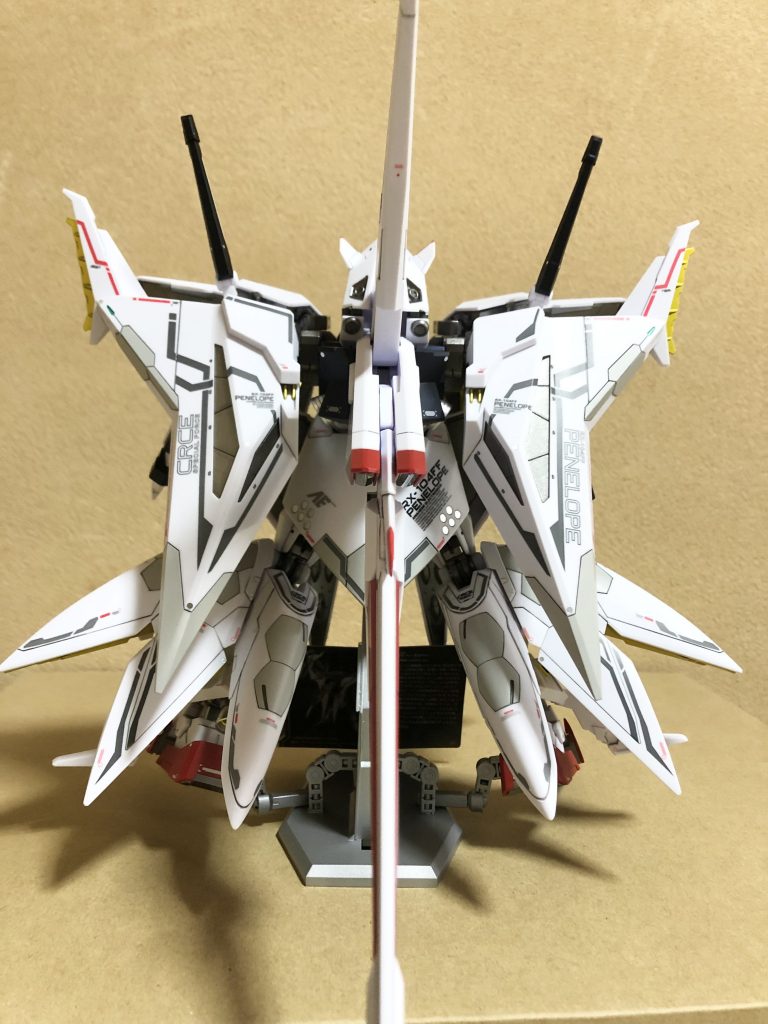 デカールは全部で398枚貼ってあります。センサー部は蛍光クリアでコートした後に100均のネイルシートを貼り付け角度により色が変わって見えます。胸部アーマーのモノアイはHIQパーツの○シールで再現