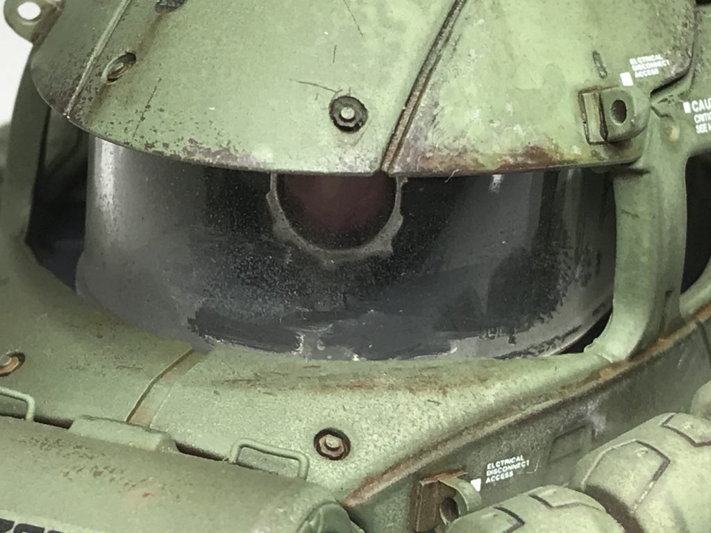 モノアイカバーに付いたホコリ汚れを拭き取った跡