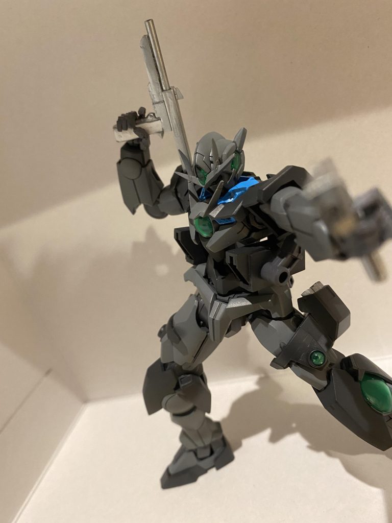 ロング・ピストル:二丁とも実弾銃であり、弾頭にGN粒子が定着されており貫通力が底上げされている。マガジンは両足のベルトにはマガジンが4本ずつ装備されている。弾数は一マガジンにつき30発