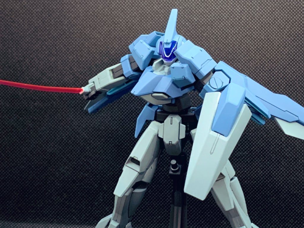 ビームサーベルはちょっと曲げて表情をつけてみた。