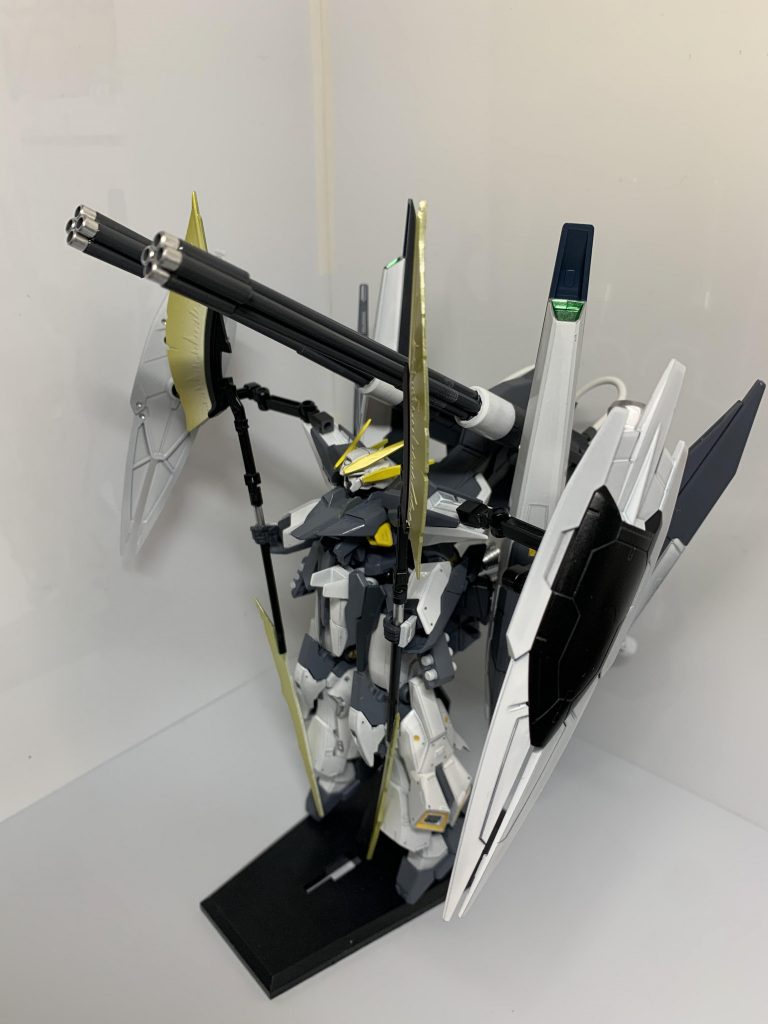 盾は鉄血系のものだったと思います。フレキシブルアームである程度稼働します。