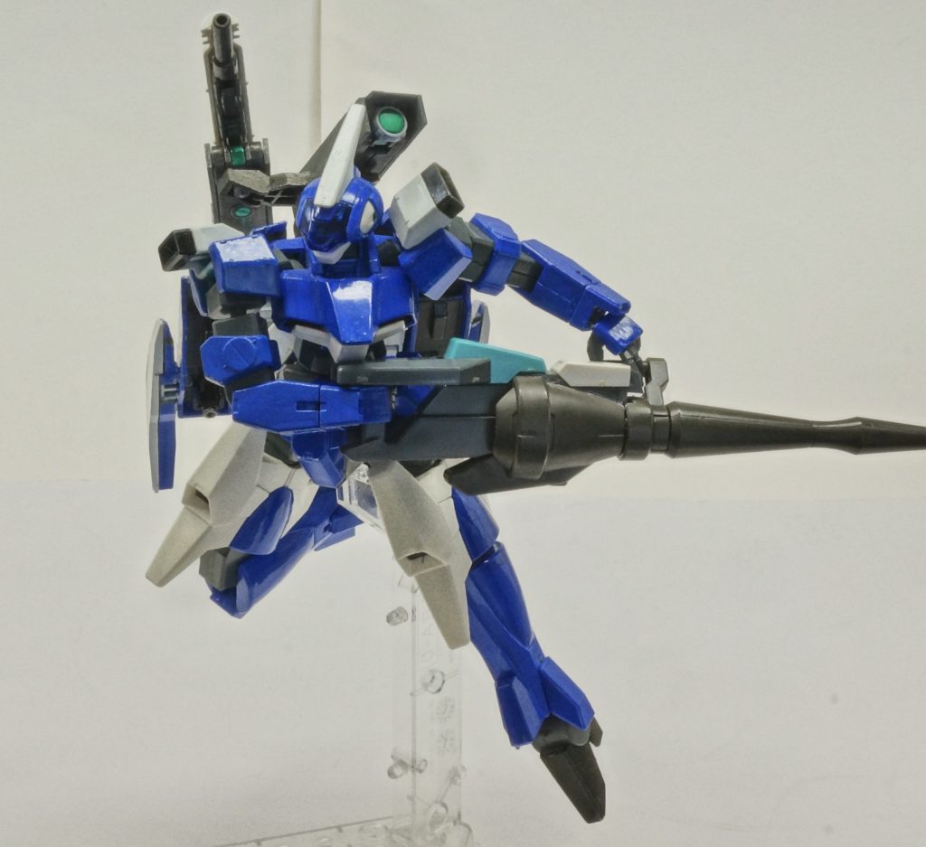 　クランシェカスタムをベースに、推力と武装の汎用性を強化した機体、というような設定です。武装はランス、ビームバルカン、ビームサーベル、ミサイルポッド、ビームキャノンとなっています。（オリジナル武装については名称未定です。）　背中に装備したブースターユニットに、ウェポンコンテナ懸架用アームが搭載されており、ここに様々な種類のコンテナを懸架させることで武装の選択性を高めています。　今回装備しているコンテナは、ビームキャノンコンテナです。ビームキャノンと強力なセンサーユニットを1つにした、遠距離支援型コンテナです。