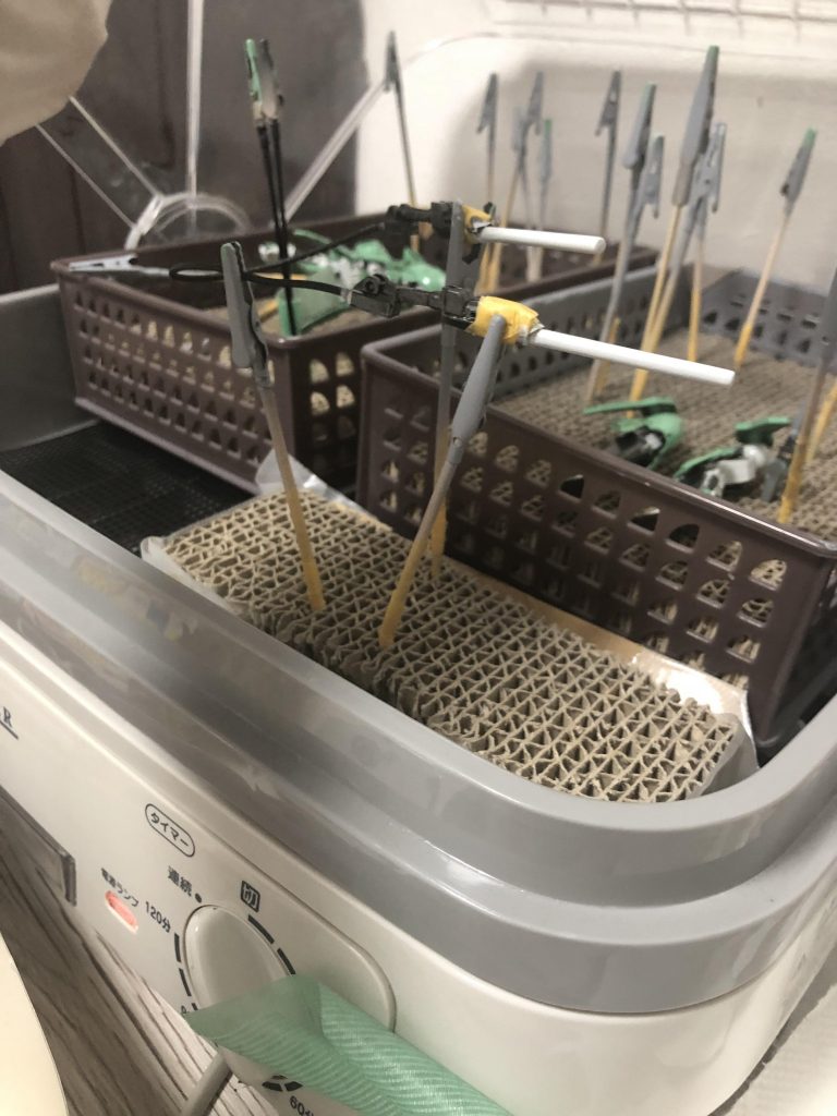 スレッグ・ブレジャーはデルタカイの脚部ジャンクとランナー、更にメッシュ紐を駆使して作成しました。カラーが明るめな分、武器を凶悪設定にしたくて。