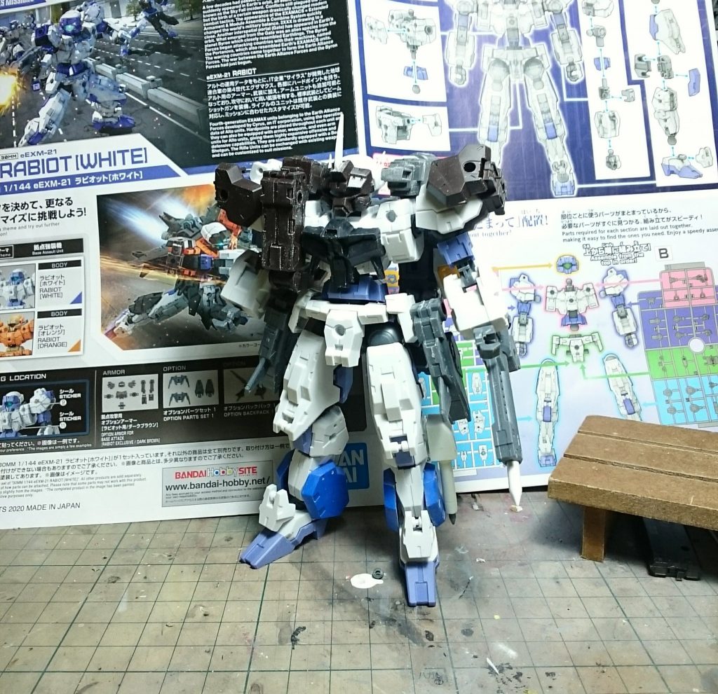 制作中の一枚。上半身ヘビーな機体になってしまったので、かかとを延長したり、足に鉛を入れたりして、上の重さに負けないようにしてあります。