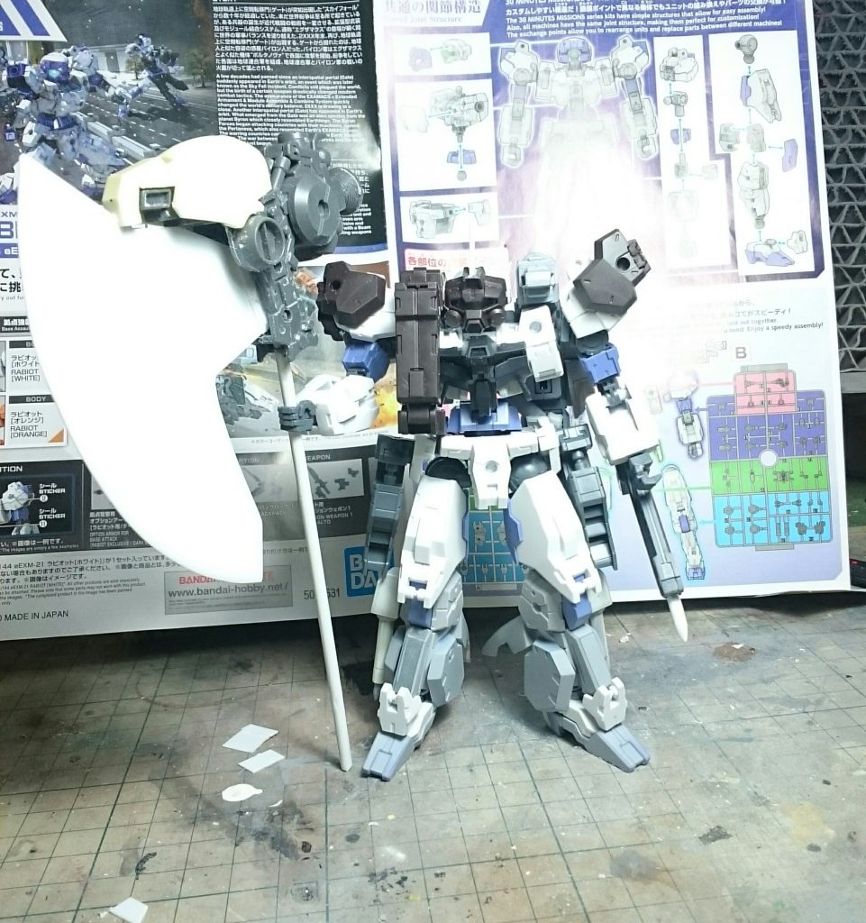 制作当時に見ていたガンダムオリジンのアニメで、ザクが振り回していた大型の斧がかっこよくてそれをイメージして自作してみました。斧の基部はGP01FBの足パーツです。最後までご覧いただきありがとうございました！