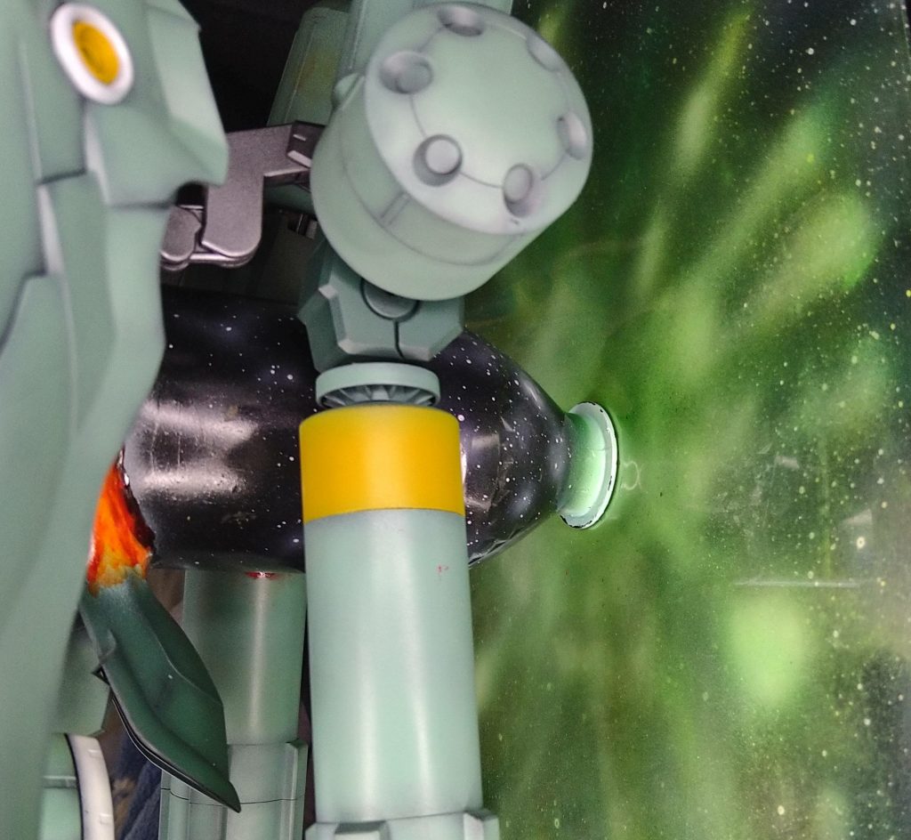 ペットボトルと一体化させてキャップで背景と固定しています