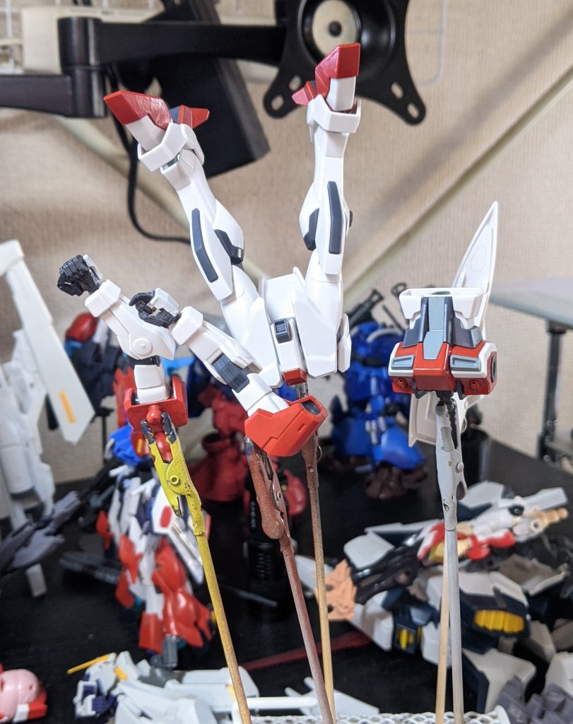 当初はオレンジ系にしようと思ってたのですが、手持ちに無かったので赤で塗装中