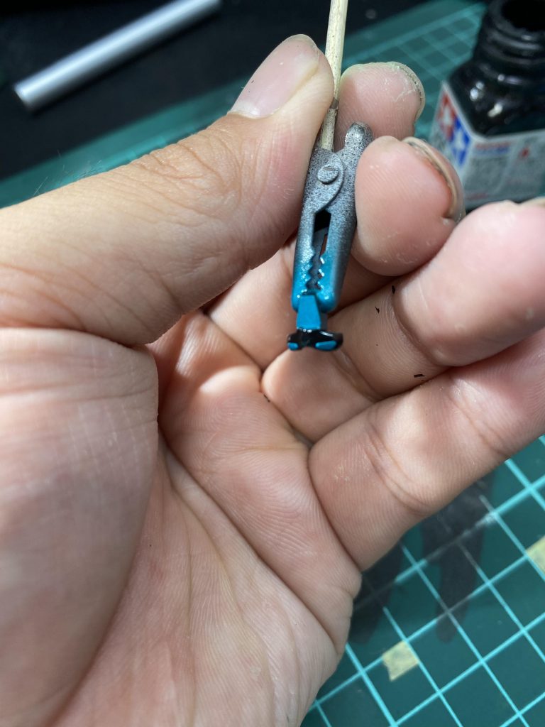 目は黒→シルバー→蛍光ブルーグリーン→エナメル黒→拭き取りの順番で吹きました