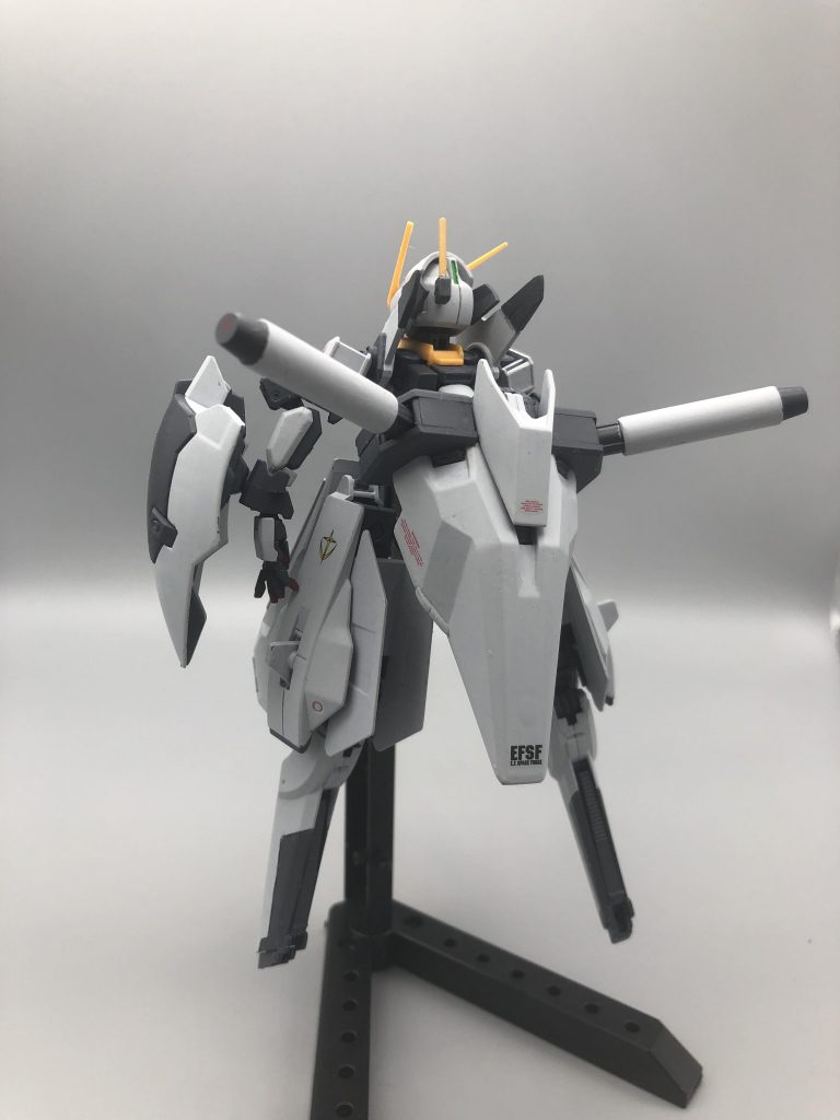 また、武装面もネオ・ジオン残党機に対抗するため強化しています。ビームライフルは整備性の強化を図るためにジェガンと共通の物を選びました。また、その他追加武装としては腰部に2つ搭載したハイパービームサーベルと腹部に小型メガ粒子砲を搭載させました。