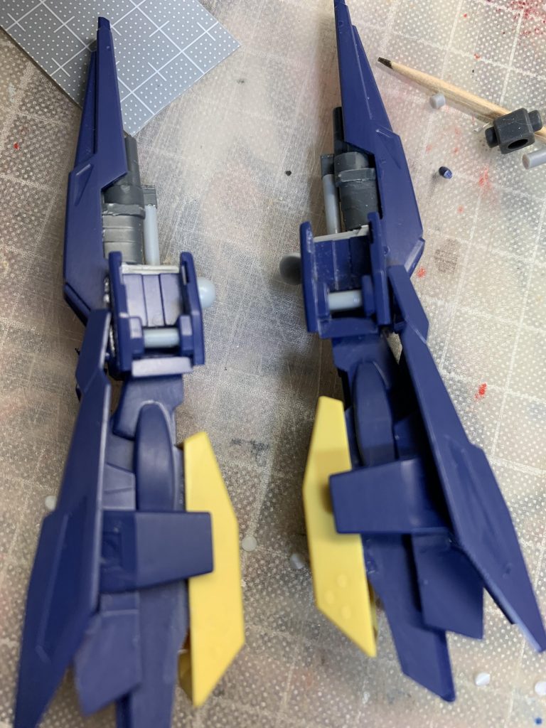 背部ブースターの最終決定案。ジャンクになっていたパワードジムカーディガンと2ミリプラ棒から追加パーツを作成しました。