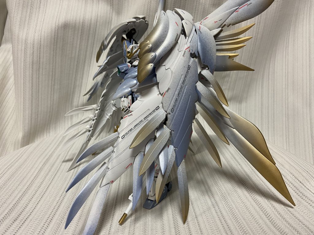 旧MG ウイングガンダムゼロEWのウイングを使用し4枚にしました。背面のウイングは旧版の物も合わせて上下に付けて大きさを出してみました。グラデーションにも初挑戦してみした。