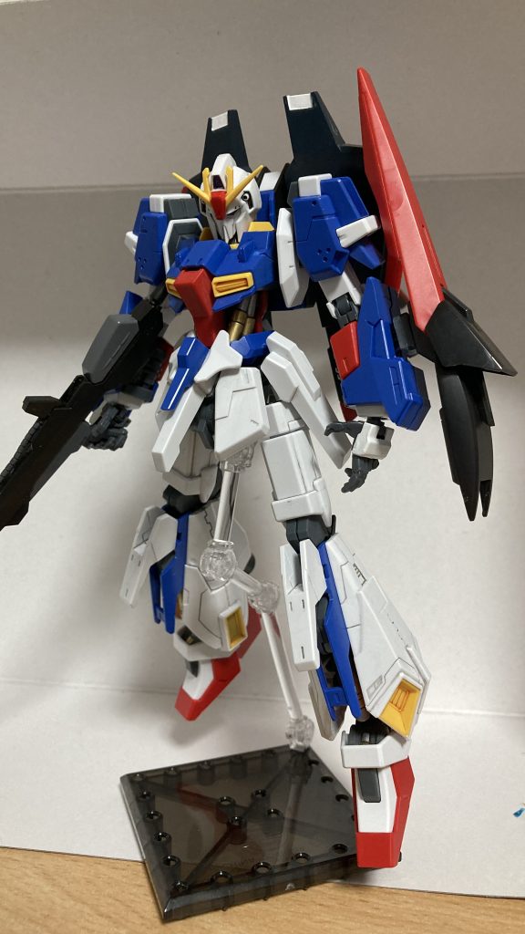 フロント台座に挿して浮かせてみました旧HGUCのイケメンさがやっぱり好きですね背中のホワイトはガンダムマーカーのEXホワイトを使いました隠蔽力高くてびっくりです