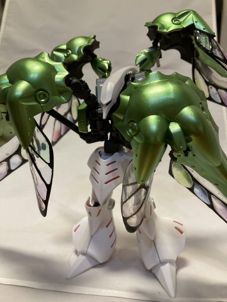 バランスを取ればスタンドなしで自立します。