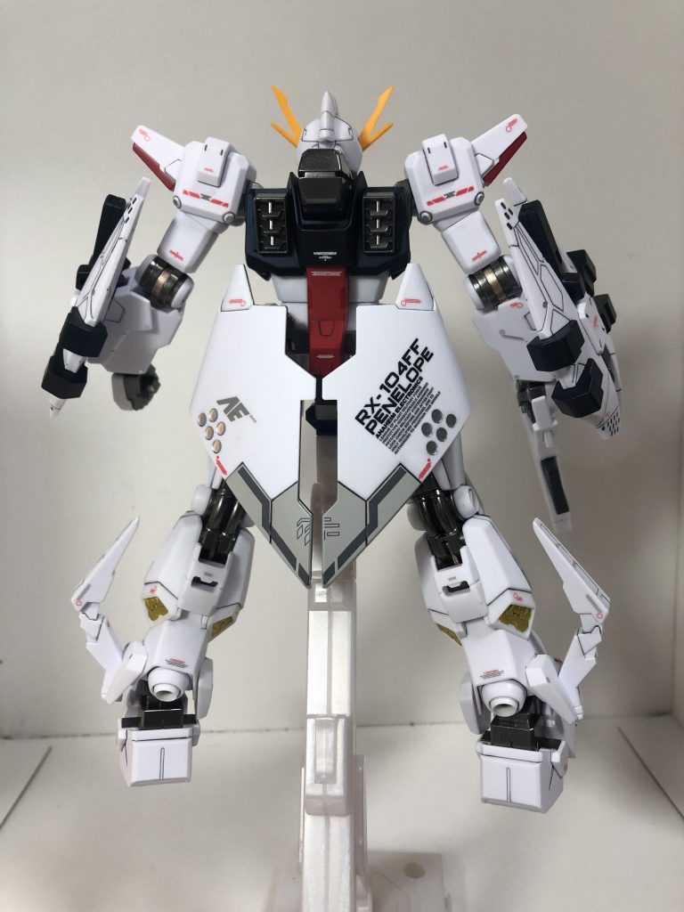 ホワイトは成形色のまま、本体の濃い青はガイアプリズムブルーブラック、赤はハーマンレッド+イタリアンレッド、黄色は黄橙色+キアライエロー、トップコートはスムースクリア65%EXクリア35%のややツヤ消し寄りです。スネのスラスターはスターブライトブラス、フレームはスターブライトアイアン、ヒザアーマー上部はニュートラルグレーにホワイトを少々、基本的に前回投稿したΞガンダムと合わせてあります。