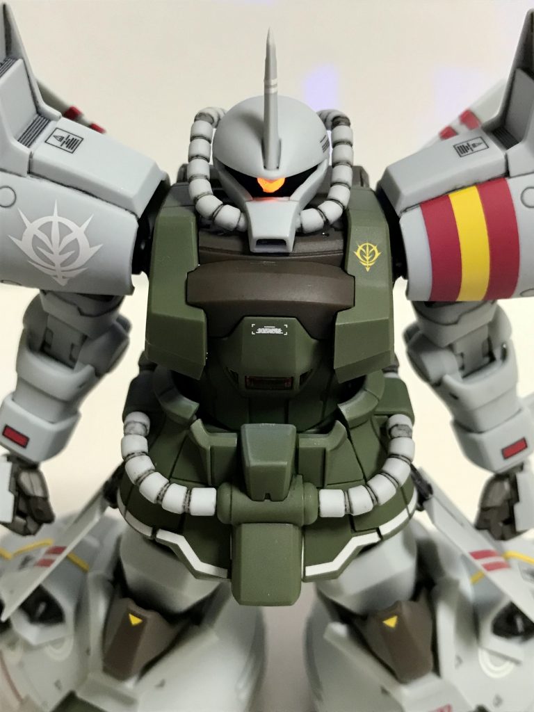 まいど、モノアイは蛍光レッドで塗ったので、UVライトで光ります。ベースにシルバーを塗ってあるので、可視光でもわりと明るく見えます。