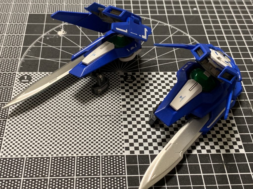 あまり目立ちませんが、GNソードにもGNコンデンサーをつけてます。ジャンクのダブルオーの脚部を移植してます。