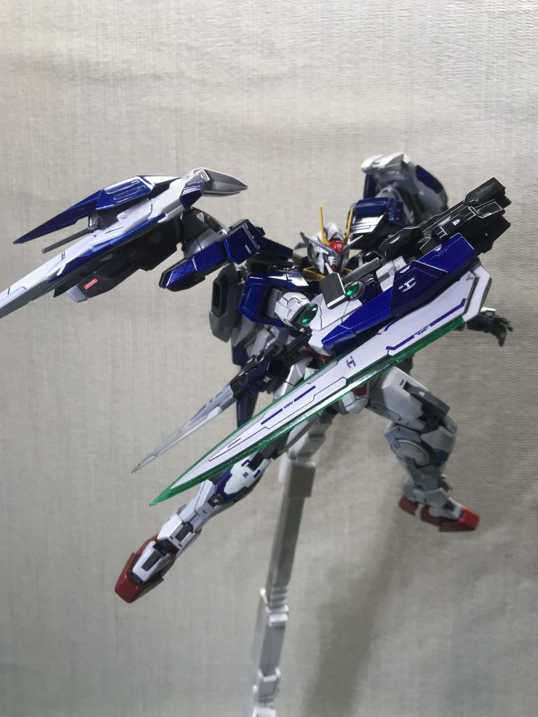 ライザーソードIIIは銃身はメタリックブラック、ブルーも同じ二色で塗り分けました^_^剣先部は下地に吹いたアルミシルバーとパールホワイトでマスキングして塗り分け、トップコート艶吹いてます