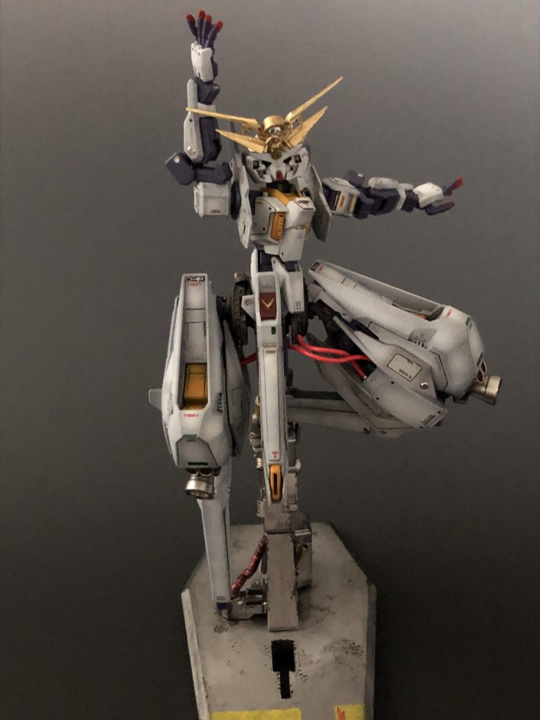 フロントアーマー等がないので足の可動域は元々抜群です。ただ、スッキリしたフレームがチラ見えして寂しかったので、可動を邪魔しない様に情報量を足してみました。