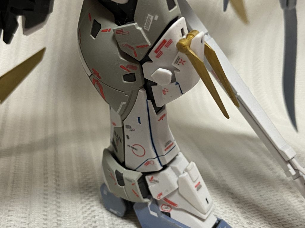 膝部はRGウイングガンダムEWからパーツを使い、鳥の鉤爪をイメージしてみました。