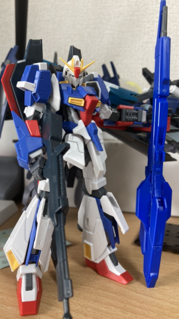 ジャンク＋ジャンクのためほぼ完成してる状態ですが顔以外無塗装の写真を武器もまだHGの物ですね膝はいらない部分をカットし接着しましたまたフロントのチンガードも折れていたためカットされた膝から移植しています 