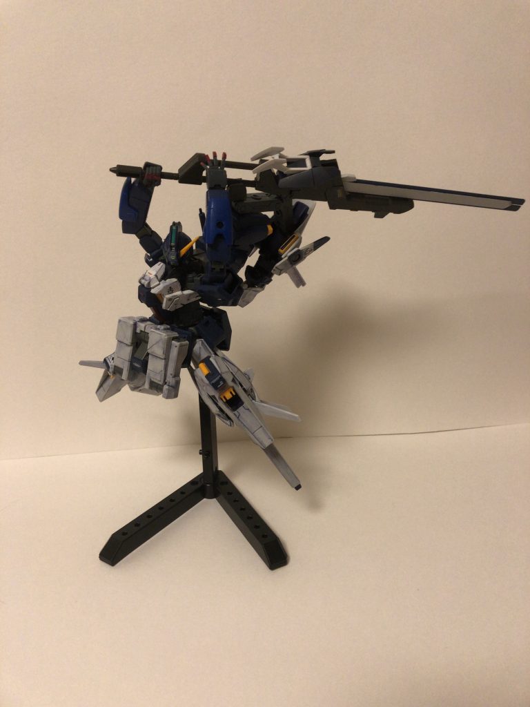 それではポーシングちなみにマーズフォーのクローを付けていますが、ここはポリキャップを埋め込んでいることで接続できているので、他の3ミリ軸のパーツならなんでも付けられます。他の部位にも幾つか3ミリ軸を設けており、TR計画機特有の、汎用性を意識してみました。