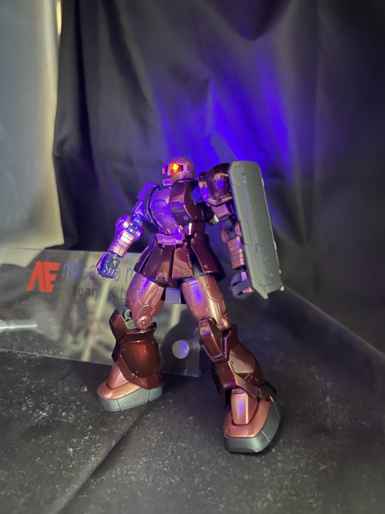 モノアイにハイキューパーツのクリアドームを使用。蛍光レッド&ピンクで塗装してあります🤩