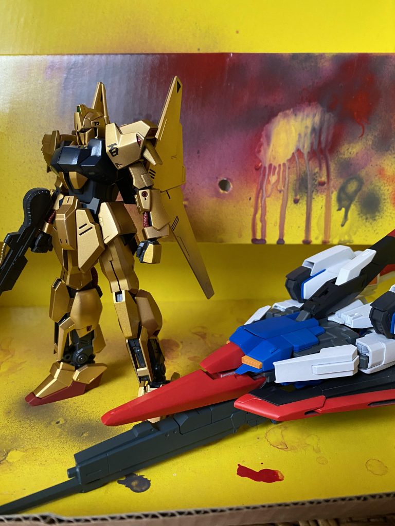 また、金塗装を早くし過ぎたせいか、時間が経つと、下地の黒が点々と浮き出て来ました。