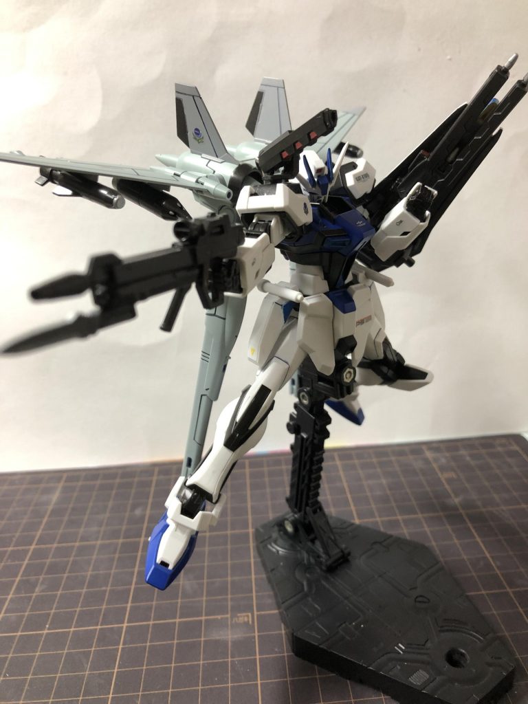 ビームライフルはエールストライクのものを使用して、アーマーシュナイダーを取り付けて、銃剣付きビームライフルにしました。